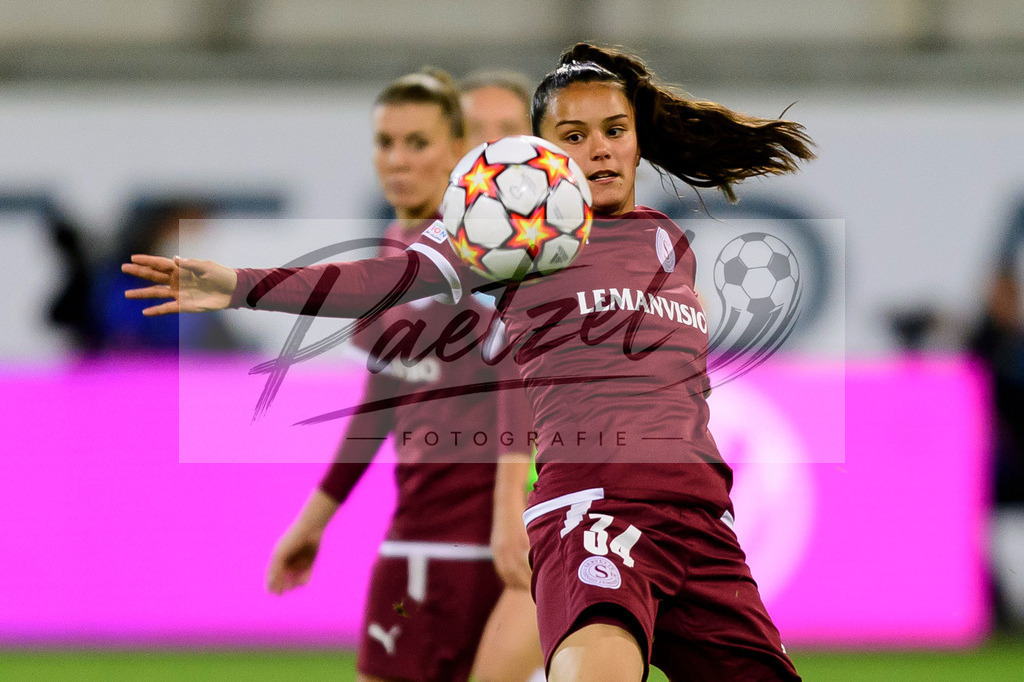 WOBSER20211013_048 | Fussball, Frauen: Ines Sebayang (Servette FCCF) in Aktion, am Ball, Einzelaktion beim Spiel der UEFA Women´s Champions League zwischen VfL Wolfsburg und Servette FC im AOK-Stadion am 13.10.2021 in Wolfsburg, Deutschland. - Realisiert mit Pictrs.com