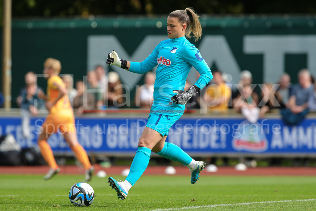 Fussball, Google Pixel Frauen-Bundesliga, SV Werder Bremen - TSG 1899 Hoffenheim | v.li.: Martina Tufekovic (Torwart, Torhüterin, TSG 1899 Hoffenheim, 1) am Ball, Einzelbild, Ganzkörper, Aktion, Action, Spielszene, DIE DFB-RICHTLINIEN UNTERSAGEN JEGLICHE NUTZUNG VON FOTOS ALS SEQUENZBILDER UND/ODER VIDEOÄHNLICHE FOTOSTRECKEN. DFB REGULATIONS PROHIBIT ANY USE OF PHOTOGRAPHS AS IMAGE SEQUENCES AND/OR QUASI-VIDEO.