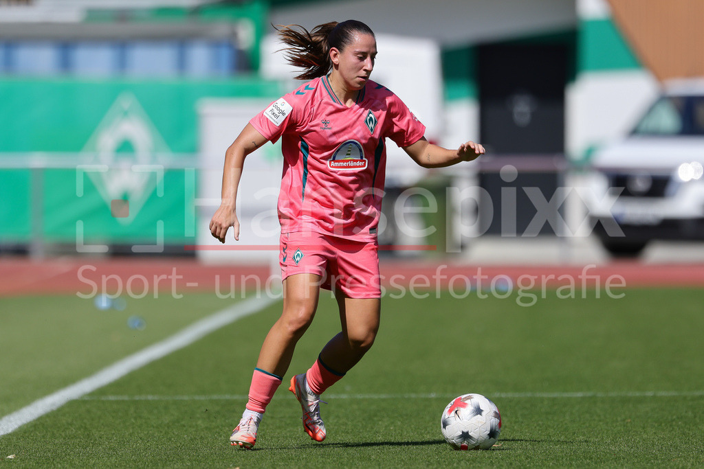 Fussball, Testspiel Frauen, SV Werder Bremen - VfL Wolfsburg | Wiktoria Zieniewicz (SV Werder Bremen, 3) am Ball, Freisteller, Einzelbild, Ganzkörper, Aktion, Action, Spielszene