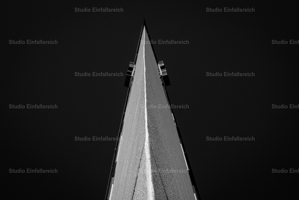 Aufstrebend – Kirchturmspitze | Klar gegen den Himmel gezeichnet strebt eine Kirchturmspitze nach oben – Reduktion, Symmetrie und Ruhe. Ein architektonisches Detail mit erhabener Wirkung. Zeitlos und elegant. Als Fine-Art-Print und Wandbild in verschiedenen Größen erhältlich. - Realisiert mit Pictrs.com