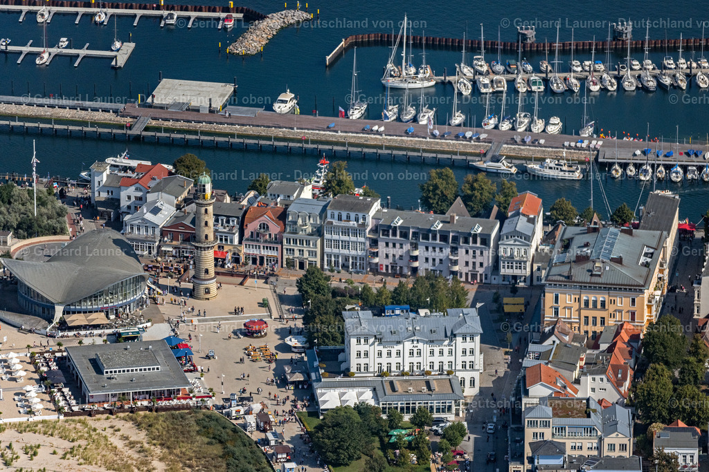 4061977 | Warnemünde 08.09.2021 Tische und Sitzbänke der Freiluft- Gaststätten Gebäude - Ensemble Leuchtturm - Teepott am Sandstrand im Ortsteil Warnemünde in Rostock im Bundesland Mecklenburg-Vorpommern, Deutschland. Weiterführende Informationen bei: Teepott-Restaurant,  w.Holz GmbH Gastronomie &amp; Catering-Team. // Tables and benches of open-air restaurants building - Ensemble Leuchtturm - Teepott in the district Warnemuende in Rostock in the state Mecklenburg - Western Pomerania, Germany. Further information at: Teepott-Restaurant,  w.Holz GmbH Gastronomie &amp; Catering-Team. Foto: Gerhard Launer