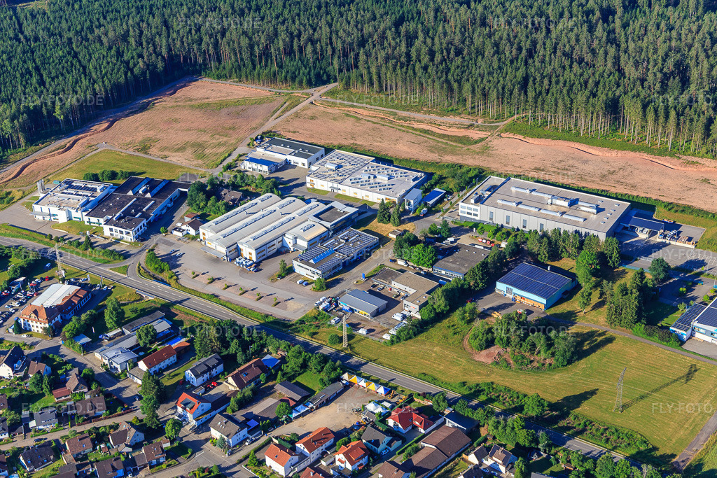 Luftbild: RÖMA Energie- u. Gebäudetechnik, Weißer + Grießhaber GmbH, ASYS Tecton GmbH, Wiha Werkzeuge und in Mönchweiler im Bundesland Baden-Württemberg in Deutschland.Foto: IMG_149210.jpg vom 29.06.2025 durch Werner Riehm/FLY-FOTO.deRöma Energie- und GebäudetechnikWeißer+Grießhaber - Innovative KunststofftechnikWiha Werkzeuge - Tools that work for you!