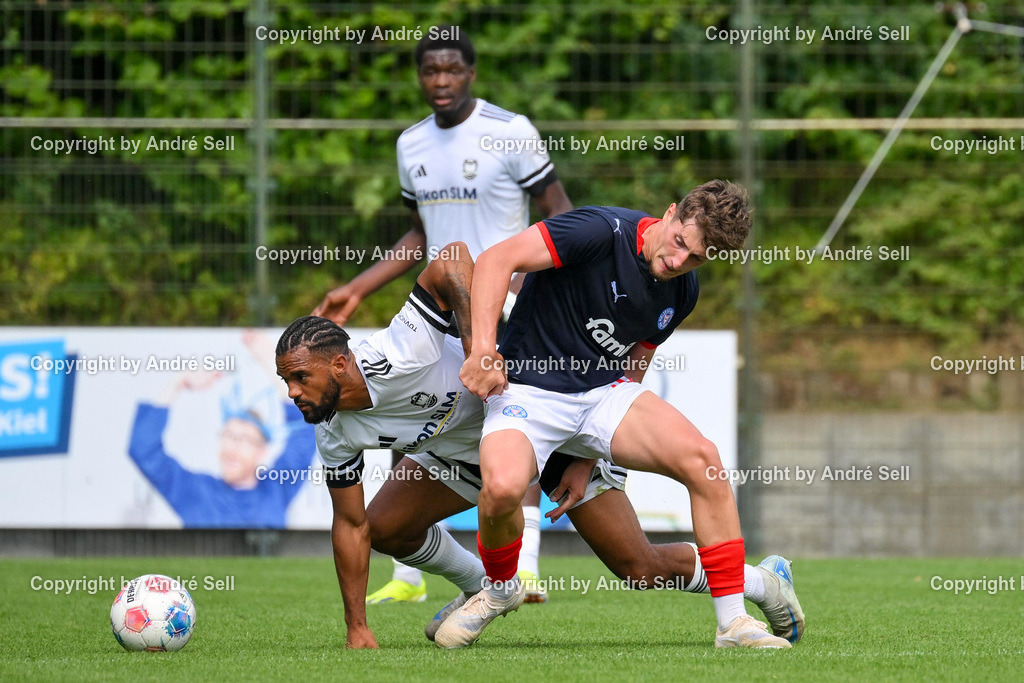 Holstein Kiel II vs 1. FC Phönix Lübeck II | Hamza Muqaj (Holstein #32) vs Benjamin Luis (Phönix #17) / Fußball-Oberliga Männer 2026/2027 / Holstein Kiel II vs 1. FC Phönix Lübeck II / Citti Fussball Park - Projensdorf / Kiel / 08.08.26 - Realisiert mit Pictrs.com