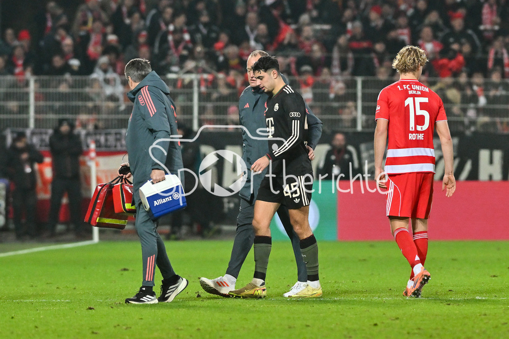 1. FC Union Berlin - FC Bayern München | BERLIN, GERMANY - 03. DECEMBER: der verletzte Aleksandar PAVLOVIC (FC Bayern Munich 45) muss ausgewechselt werden während dem Match zwischen dem 1. FC Union Berlin und dem FC Bayern München beim Achtelfinale des DFB-Pokales im Stadion an der alten Försterei