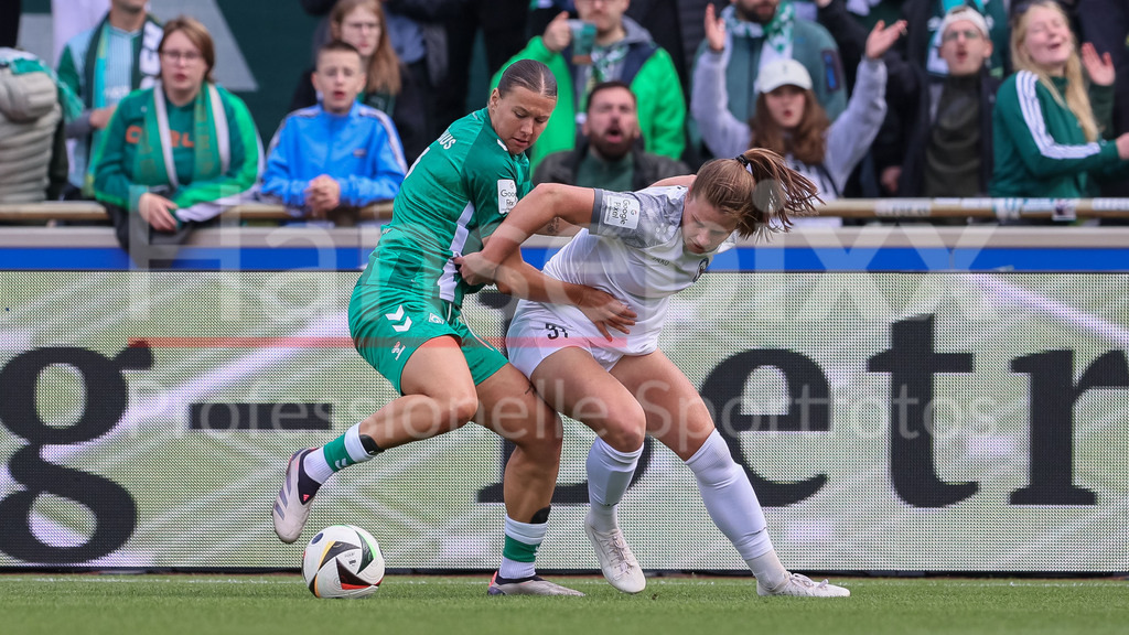 Fussball, Google Pixel Frauen-Bundesliga, SV Werder Bremen - 1. FFC Turbine Potsdam | v.li.: Larissa Mühlhaus (SV Werder Bremen, 7) und Emilie Bernhardt (1. FFC Turbine Potsdam, 31) im Zweikampf, Duell, Dynamik, Aktion, Action, Spielszene