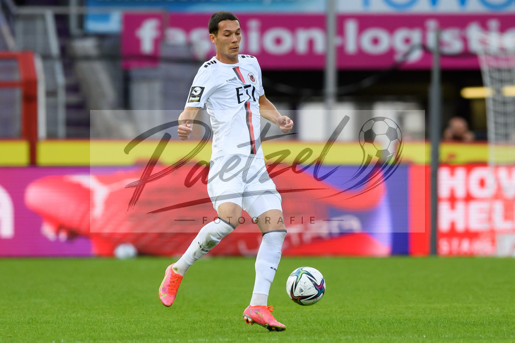 OSNVKO2021090620210906_130 | Fussball, Herren: Jeremias Lorch (FC Viktoria Koeln) in Aktion, am Ball, Einzelaktion beim Spiel der 3. Liga zwischen VfL Osnabrueck und FC Viktoria Koeln im Stadion an der Bremer Bruecke am 06.09.2021 in Osnabrueck, Deutschland.DFB / DFL REGULATIONS PROHIBIT ANY USE OF PHOTOGRAPHS AS IMAGE SEQUENCES AND/OR QUASI-VIDEO. - Realisiert mit Pictrs.com