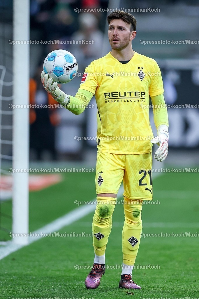 BMG21022502170 | 22.02.2025, Fußball, Borussia Mönchengladbach - FC Augsburg, 1. Fußball Bundesliga, Borussia-Park, Saison 2024 2025: Torwart Tobias Sippel (Mönchengl. #21)DFB regulations prohibit any use of photographs as image sequences and or quasi-video.