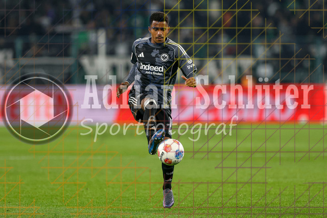 Borussia Mönchengladbach vs Eintracht Frankfurt - Bundesliga  | Mönchengladbach, Deutschland, 27.09.25:   Ansgar Knauff (Eintracht Frankfurt) in Aktion am Ball, Einzelaktion waehrend des Spiels der Bundesliga zwischen Borussia Mönchengladbach vs Eintracht Frankfurt im Stadion im Borussia Park(Foto von Brauer-Fotoagentur / Adrian Schlueter)