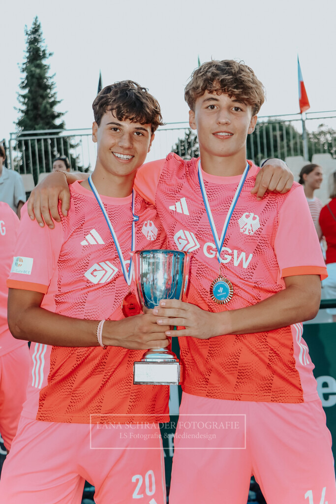 EM_MU18_F_GER-BEL_Lille_bearbeitet_Pokalbilder (74 von 137) | lanaschraderfotografie - Realisiert mit Pictrs.com