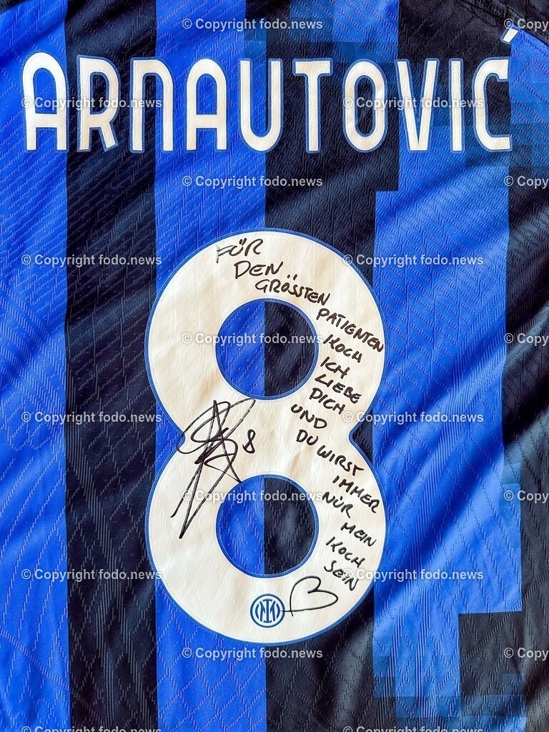 Steegwirt_ Fritz Grampelhuber_ 08.06.2024-67 | 08.06.2024, Bad Goisern, AUT, Steegwirt, im Bild Fritz Grampelhuber (Steegwirt, Haubenkoch, OEFB Teamkoch) mit einem persoenlichen Trikot von Marko Arnautovic