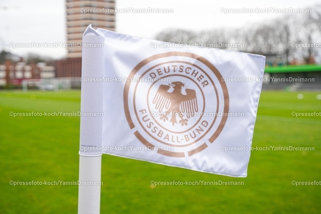 xYDRx02122501001 | 02.11.2025, xydrx, Fußball, Länderspiel, EM-Qualifikation U19-Frauen, Deutschland - Spanien, Sportschule Wedau: Eckfahne mit dem Logo des DFB DFB regulations prohibit any use of photographs as image sequences and or quasi-video.Photo: xYannisxDreimannxPressefotoKochx