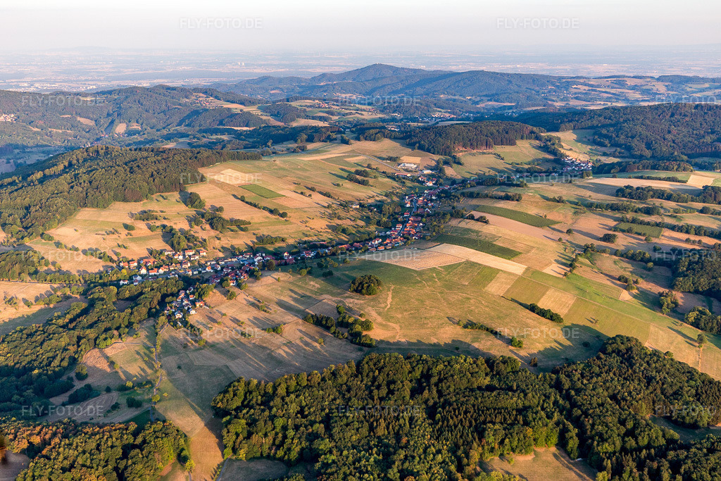 Luftbild: Ortsansicht im Ortsteil Gumpen in Reichelsheim im Bundesland Hessen in Deutschland. Foto: IMG_109434.jpg vom 31.07.2018 durch Werner Riehm/FLY-FOTO.de