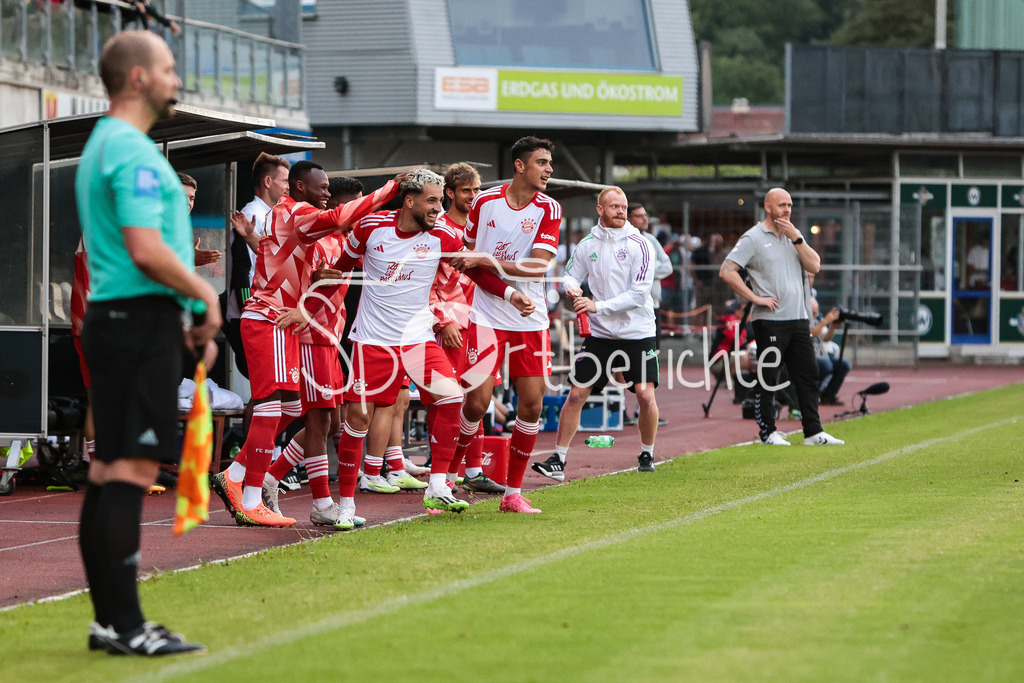 SV Wacker Burghausen - FC Bayern Amateure | Wieder jubeln die kleinen Bayern / Der Treffer zum 0-2 druch Dion BERISHA (FCB #11) / Jubel / Freude / Tor