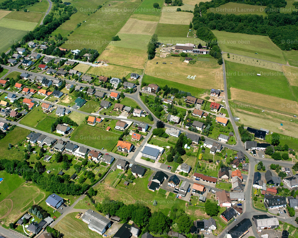 2611048 | MADEMüHLEN 09.06.2006 Landwirtschaftliche Nutzflächen und Feldgrenzen  umsäumen das Siedlungsgebiet des Dorfes in Mademühlen im Bundesland Hessen, Deutschland // Agricultural land and field boundaries surround the settlement area of the village  in Mademühlen in the state Hesse, Germany Foto: Gerhard Launer