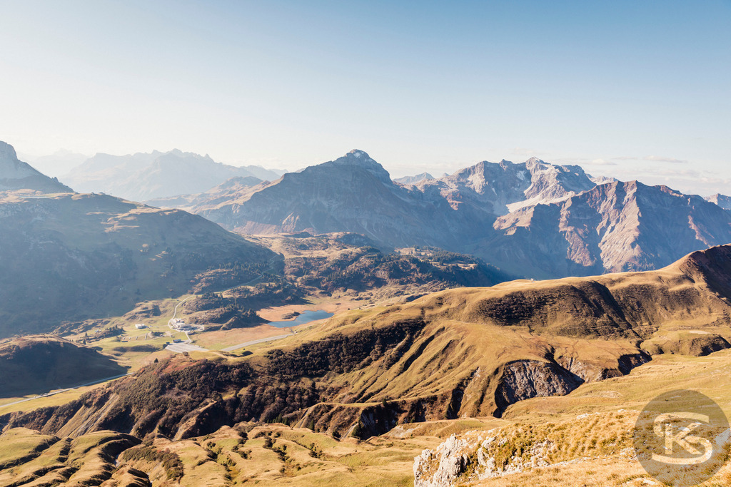 Aufstieg Großer Widderstein, Vorarlberg – Alpenpanorama | Weitläufiges Alpenpanorama während des Aufstiegs zum Großen Widderstein in Vorarlberg. Der Blick reicht über herbstliche Berglandschaften hin zur markanten Mohnenfluh. - Realisiert mit Pictrs.com