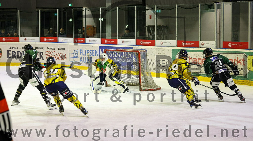 2022-12-16_106_TSV_Erding_gegen_EC_Pfaffenhofen | Erding, Deutschland, 16.12.2022:
Eishockey, Bayernliga 2022 / 2023, 21. Spieltag, TSV Erding gegen EC Pfaffenhofen, Endergebnis: 14:1

Florian Zimmermann (Erding Gladiators, #5), Kareem Hätinen (EC Pfaffenhofen, #34), Torwart Hannes Kiefer (EC Pfaffenhofen, #30), Anton Münzhuber (EC Pfaffenhofen, #39), Erik Modlmayr (Erding Gladiators, #21)

Foto: Christian Riedel / fotografie-riedel.net
