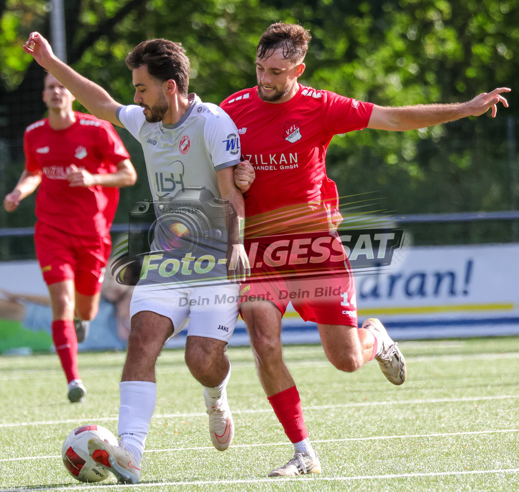FC RW Kirchlengern - VfL Theesen | Auf dem Bild zu sehen: Grau FC RW Kirchlengern: Florent Berisha ; Rot VfL Theesen: Iven Sielemann FC RW Kirchlengern, VfL Theesen, Saison 26/27, Westfalenliga, Kirchlengern, Deutschland - Realisiert mit Pictrs.com