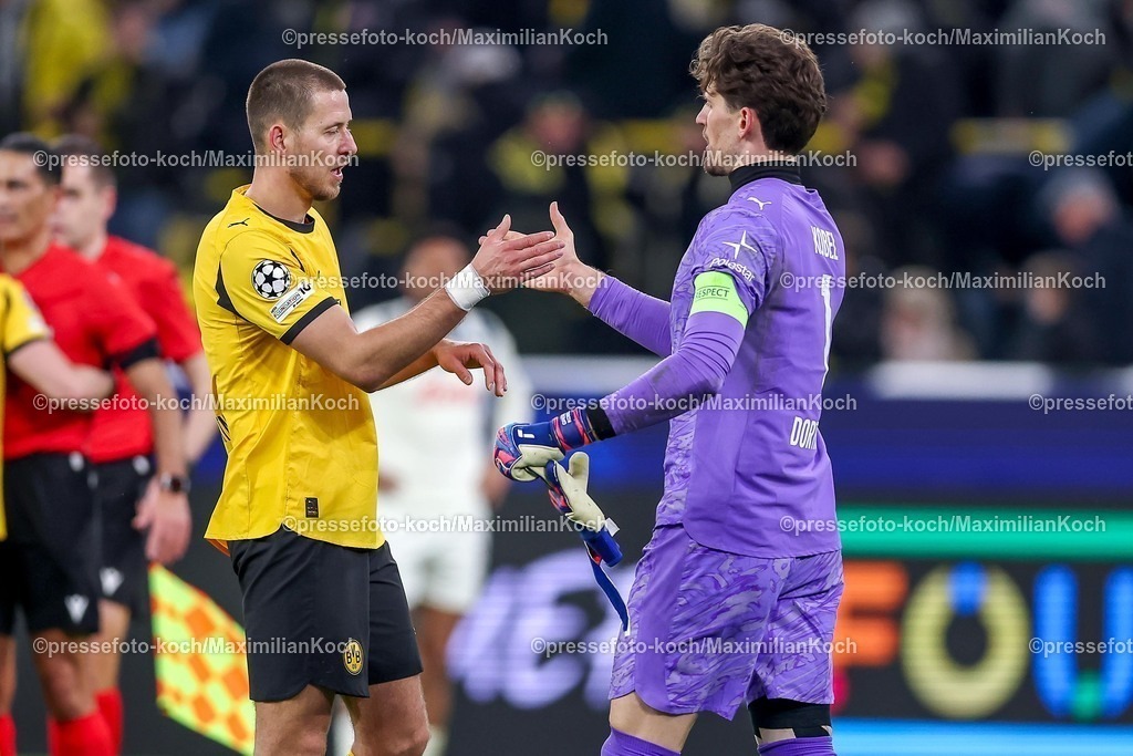 UCL17022601111 | 17.02.2026, Fußball, UEFA Champions League, Borussia Dortmund - Atalanta Bergamo, BVB Stadion, Play-Offs Hinspiel, Saison 2025 2026: Abschlussjubel nach dem 2:0 Sieg für den BVB -  Waldemar Anton&nbsp;(BVB #03) neben Torwart Gregor Kobel&nbsp;(BVB #01)   erleichtert zusammen auf dem Spielfeld Regulations prohibit any use of photographs as image sequences and or quasi-video.