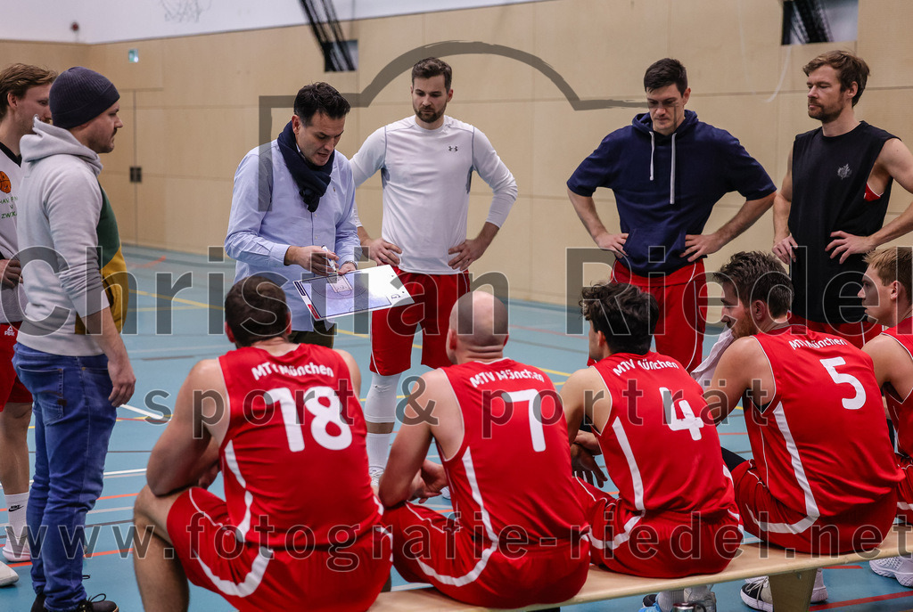 2025-12-06_034_TSV_Vaterstetten_gegen_MTV_1879_Muenchen | Vaterstetten, Deutschland, 06.12.2025:Basketball, 2. Regionalliga Süd 2025 / 2026, 9. Spieltag, TSV Vaterstetten gegen MTV 1879 München, Endergebnis: 58:83Trainer Marijo Knezevic (MTV 1879 München)Foto: Christian Riedel / fotografie-riedel.net