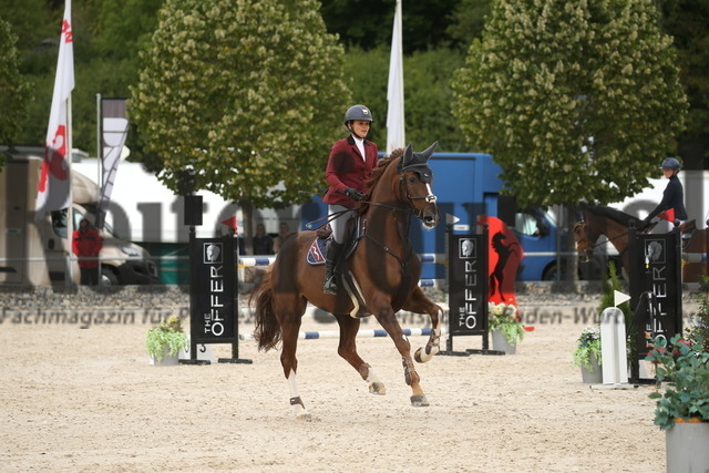 Villingendorf_2022_Prfg.Nr.08_zwei Phasen_Springprfg.Kl.M_Youngster_Elisabeth Meyer_Derrick 121 (4) | Alle Fotos der Reiterjournal Fotografin Doris Matthaes im Reiterjournal Online-Fotoshop. - Realisiert mit Pictrs.com
