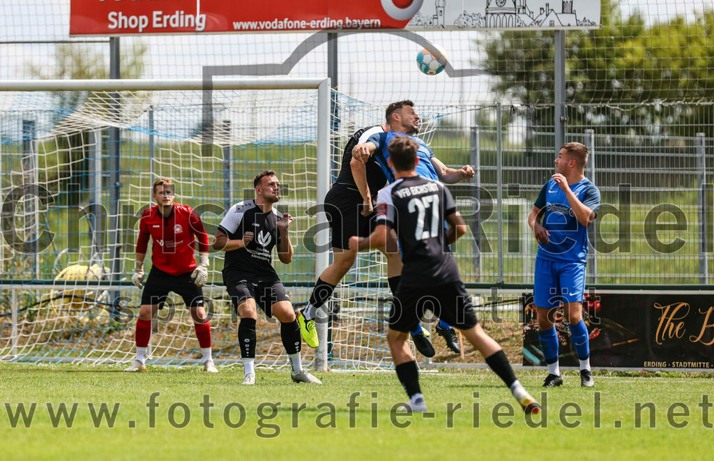 2023-07-22_029_FC_Langengeisling_gegen_VfB_Eichstaett_II | Erding, Deutschland, 22.07.2023:
Fußball, Bezirksliga Oberbayern Ost 2023 / 2024, Testspiel, FC Langengeisling gegen VfB Eichstätt II, Endergebnis: 3:2

Torwart Max Dörfler (VFB Eichstätt, #1), Johannes Hallmeier (VFB Eichstätt, #17), Andreas Buchberger (FC Langengeisling, #5), Samuel Schmid (VFB Eichstätt, #27), David Riederle (FC Langengeisling, #14)

Foto: Christian Riedel / fotografie-riedel.net