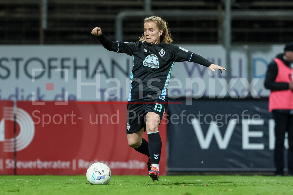 Fussball, DFB-Pokal Frauen, SC Fortuna Köln - SV Werder Bremen | v.li.: Ricarda Walkling (SV Werder Bremen, 13) am Ball, Freisteller, Einzelbild, Ganzkörper, Aktion, Action, Spielszene, DIE DFB-RICHTLINIEN UNTERSAGEN JEGLICHE NUTZUNG VON FOTOS ALS SEQUENZBILDER UND/ODER VIDEOÄHNLICHE FOTOSTRECKEN. DFB REGULATIONS PROHIBIT ANY USE OF PHOTOGRAPHS AS IMAGE SEQUENCES AND/OR QUASI-VIDEO.