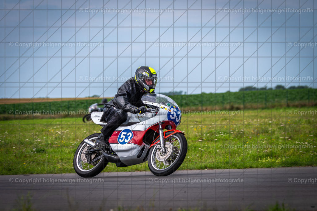 Yamaha TZ 350 Replica | Foto vom 3. Classic Motor Weekend 18. - 20. August 2023 auf dem Flugplatz in Obermehler - Realisiert mit Pictrs.com