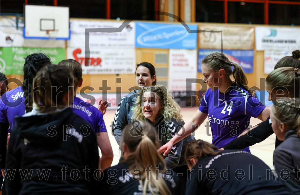 2022-11-12_056_SpVgg_Altenerding_II_gegen_SC_Kirchdorf | Erding, Deutschland, 12.11.2022:
Handball, Bezirksliga Frauen Altbayern 2022 / 2023, 5. Spieltag, SpVgg Altenerding II gegen SC Kirchdorf, Endergebnis: 24:19

Trainerin Kati Gottschalk (SpVgg Altenerding), Sophie Lößl (SpVgg Altenerding, #24)

Foto: Christian Riedel / fotografie-riedel.net