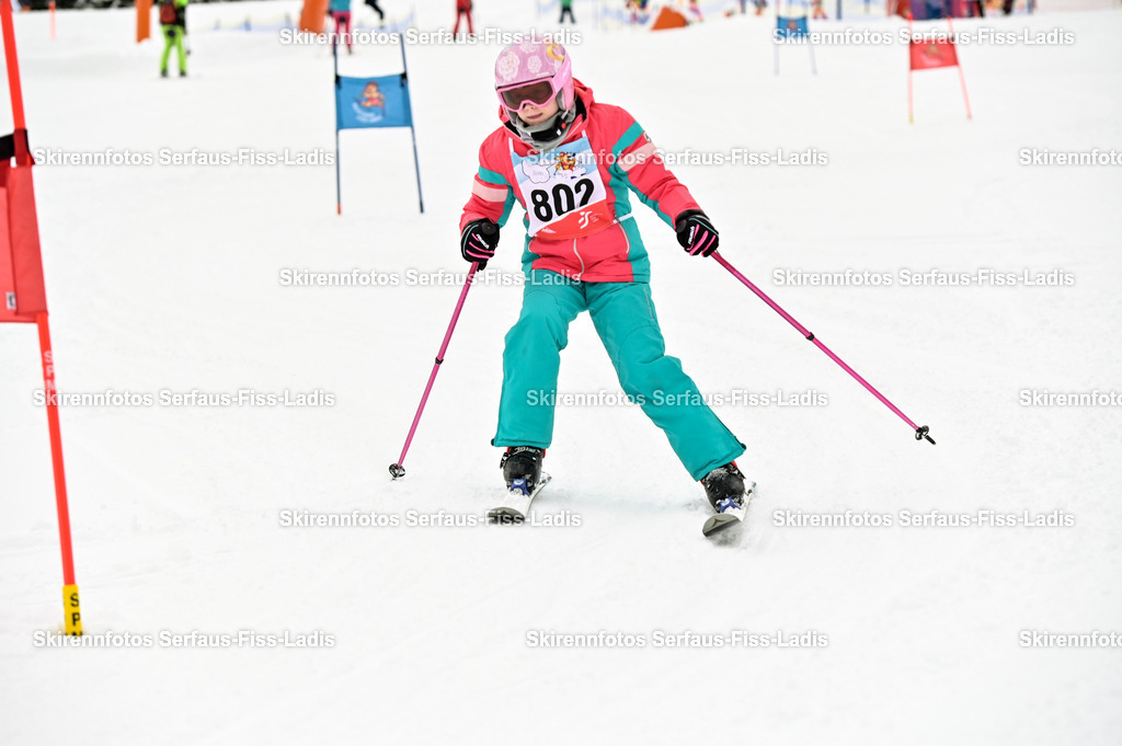 SRF_20.02.2026_0978 | Skirennfotos,Serfaus,Fiss,Ladis,Kinderskirennen,Winter,Tirol,Oberland,skirace,SFL,feelfree,weil wir's genießen,ski,Ski,skifahren,Sonnenplateau, - Realisiert mit Pictrs.com