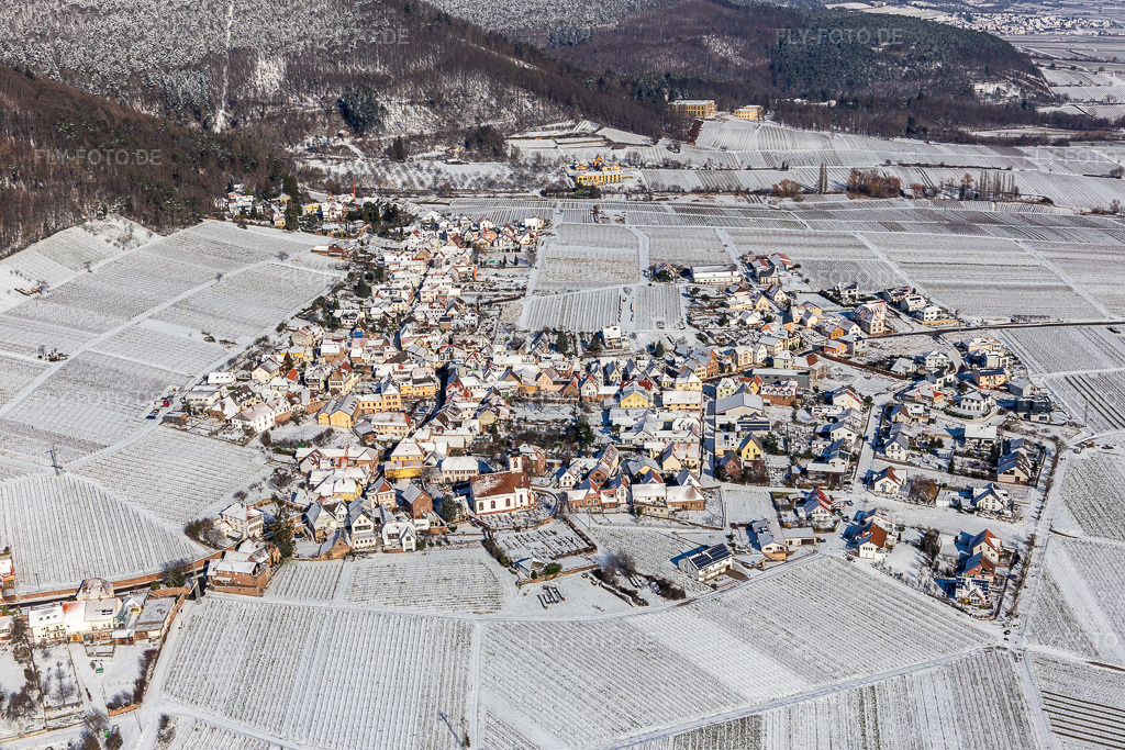 Luftbild: Winterlich schneebedeckte Dorfkern am Rande von Weinbergen und Winzer- Gütern im Weinbaugebiet in Weyher in der Pfalz im Bundesland Rheinland-Pfalz in Deutschland. Foto: IMG_124517.jpg vom 11.02.2021 durch Werner Riehm/FLY-FOTO.de