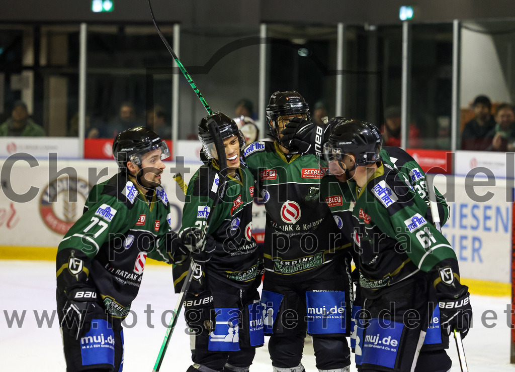 2023-02-19_110_TSV_Erding_gegen_VfE_Ulm-Neu-Ulm | Erding, Deutschland, 19.02.2023:
Eishockey, Bayernliga Meisterrunde Gruppe B 2022 / 2023, 5. Spieltag, TSV Erding gegen VfE Ulm/Neu-Ulm, Endergebnis: 

Philipp Michl (Erding Gladiators, #77), Mark Waldhausen (Erding Gladiators, #27), Daniel Krzizok (Erding Gladiators, #18), Thomas Plihal (Erding Gladiators, #39), Roni Rukajärvi (Erding Gladiators, #61)

Foto: Christian Riedel / fotografie-riedel.net