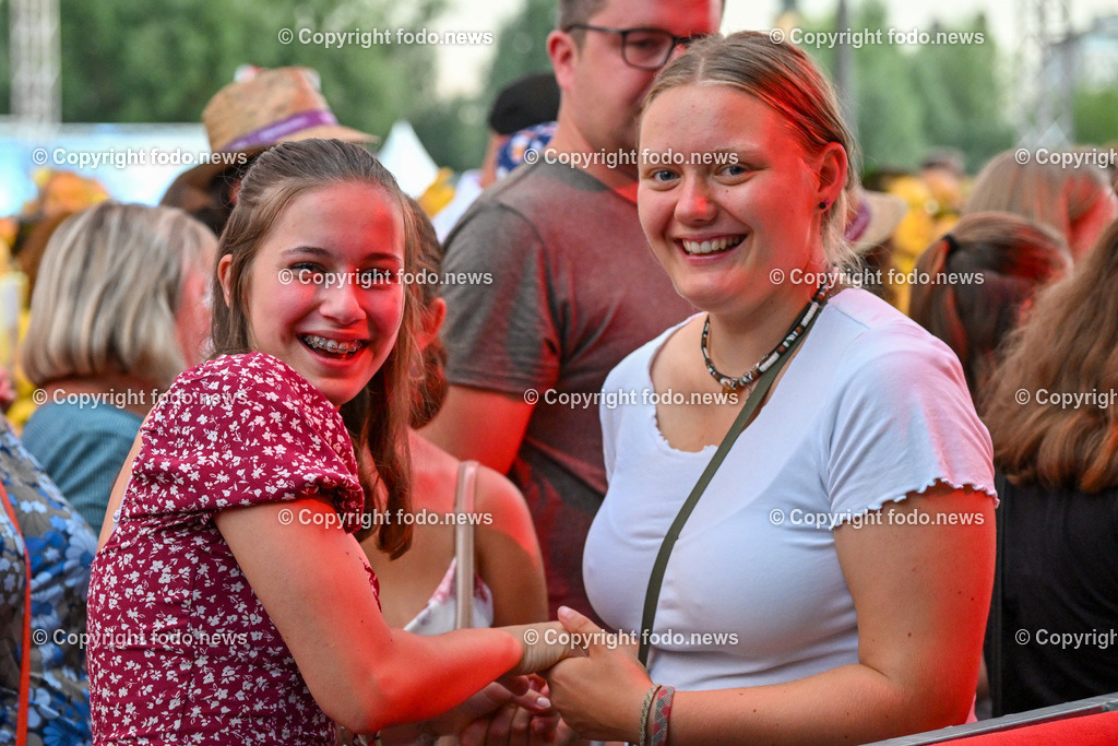 Linzer Kronefest 2023_ 18.08.2023-79 | 18.08.2023, Linzer Kronefest 2023, AUT, im Bild Linzer Kronefest 2023, Hauptbuehne, Spider Murphy Gang

Menschen, Besucher, Stimmung, Party, Masse