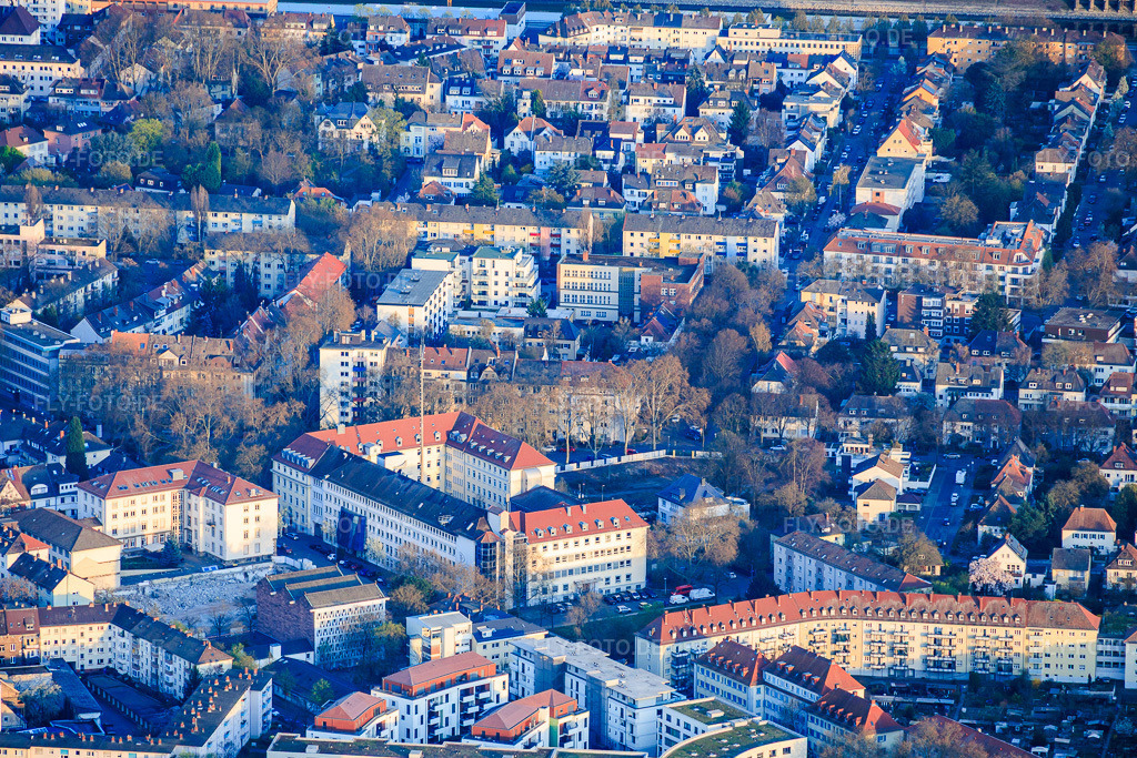 Luftbild: Koschatplatz mit Gelände der abgerissenen Pfalzwerke-Zentrale im Ortsteil Süd in Ludwigshafen im Bundesland Rheinland-Pfalz in Deutschland. Foto: IMG_153527.jpg vom 23.03.2026 durch Werner Riehm/FLY-FOTO.deAuflösung des Originals: 5894 x 3929 px