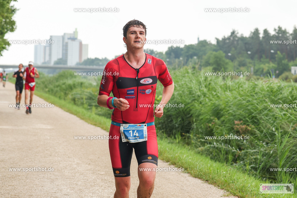 LUR_1771 | 34. M-net Erlanger Triathlon 2025 #erlangertriathlon  #mnettriathlon2025 #mnettriathlon #team #olympischedistanz #mitteldistanz #triathlon #maindonaukanal  #erlangertriathlon2025 #yourpictrs #tv1848 #tv1848erlangen  #triathlonbayern #sportinerlangen #demsportverbunden #sportshot_your_pictrs Copyright: www.sportshot.de