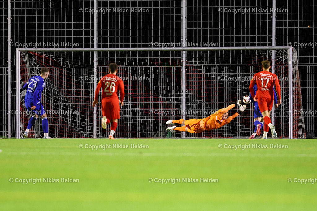 NH_FCKiliaKiel_TuSRotenhof_FlensOberliga_18032026 | #23 Felix Knuth (TuS Rotenhof) verwandelt einen Elfmeter zum 3:1 gegen #1 Tom Pachulski (FC Kilia Kiel)Fußball I Herren I Flens Oberliga I Saison 2025-2026 I 18. Spieltag I FC Kilia Kiel - TuS Rotenhof I 18.03.2026 I Kilia Stadion
