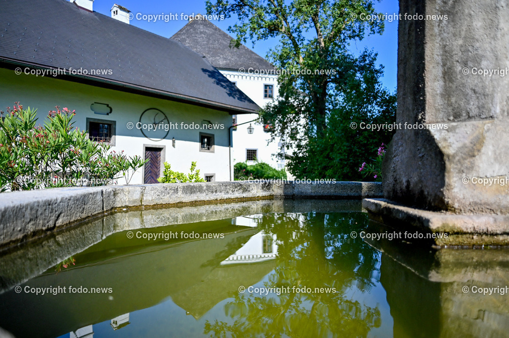 Schloss Schluesslberg_ Spiegelfeld_ 14.08.2023-7 | 14.08.2023, Schluesselberg, AUT, Schloss Schluesselberg, Spiegelfeld, im Bild Innenhof mit Brunnen und Blick auf den Schlosstrakt