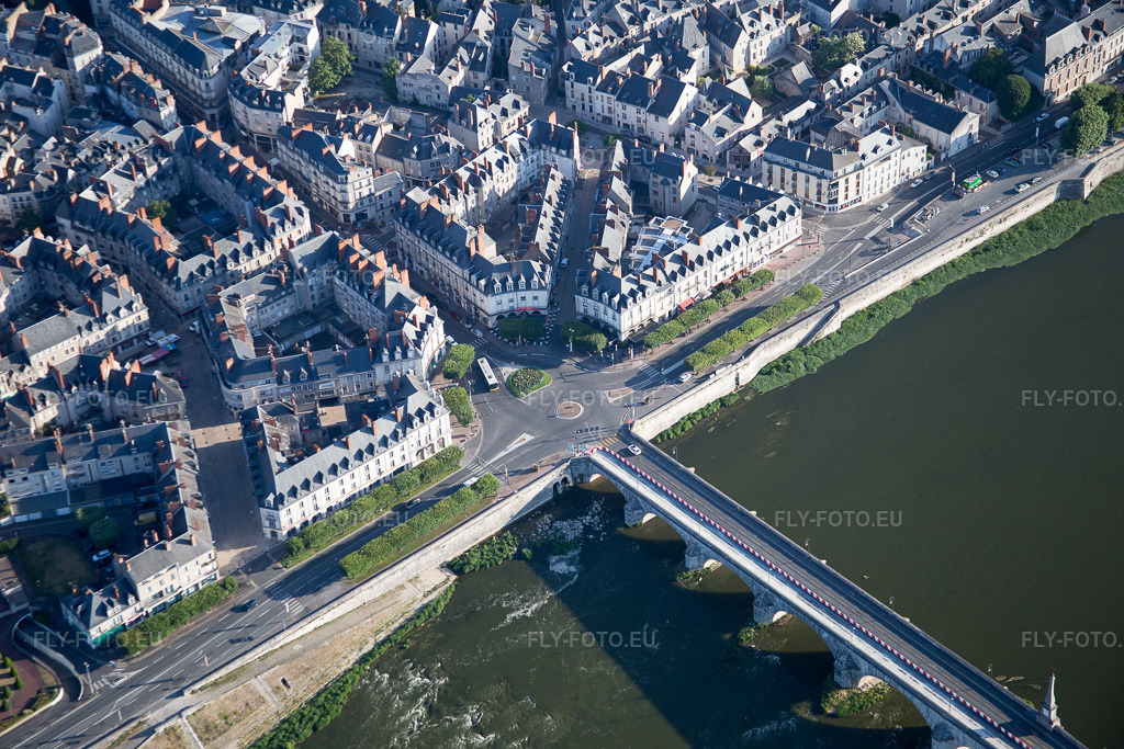 Vue aérienne: Vue de la ville à Blois dans le département Loir et Cher, France. Photo: IMG_082045.jpg prise le 20/06/2015 par Werner Riehm/FLY-FOTO.euRésolution de l'original: 5472 x 3648 px