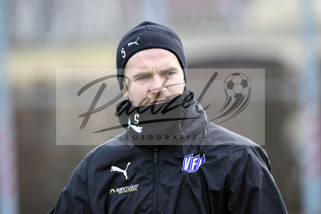 20200221_TRAOSN_0060 | Fussball, Herren: Konstantin Engel (VfL Osnabrueck) schaut waehrend der Trainingseinheit des VfL Osnabrueck im Sportpark Illoshoehe am 21.02.2020 in Osnabrueck, Deutschland. - Realisiert mit Pictrs.com