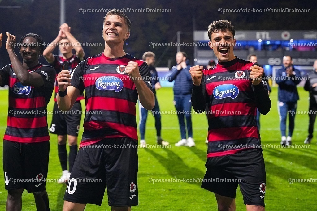 xYDR31102501136 | 31.10.2025, xydrx, Fußball, 3.Liga, FC Viktoria Köln - FC Ingolstadt 04, Saison 2025 2026, Sportpark Höhenberg: David Otto (FC Viktoria Köln #10) und Leonhard Muenst (FC Viktoria Köln #5) jubeln über den 3:1 Sieg  DFB regulations prohibit any use of photographs as image sequences and or quasi-video.
