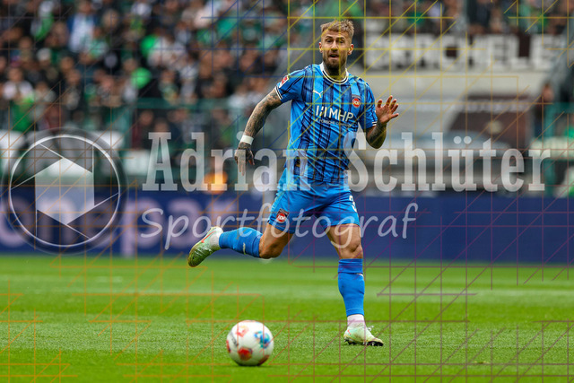 04.04.2026, GER, Fussball, Herren, 1. BL, Saison 2025/2026, Borussia Mönchengladbach - 1. FC Heidenheim | Niklas Dorsch (Heidenheim) in Aktion am Ball, Einzelaktion 