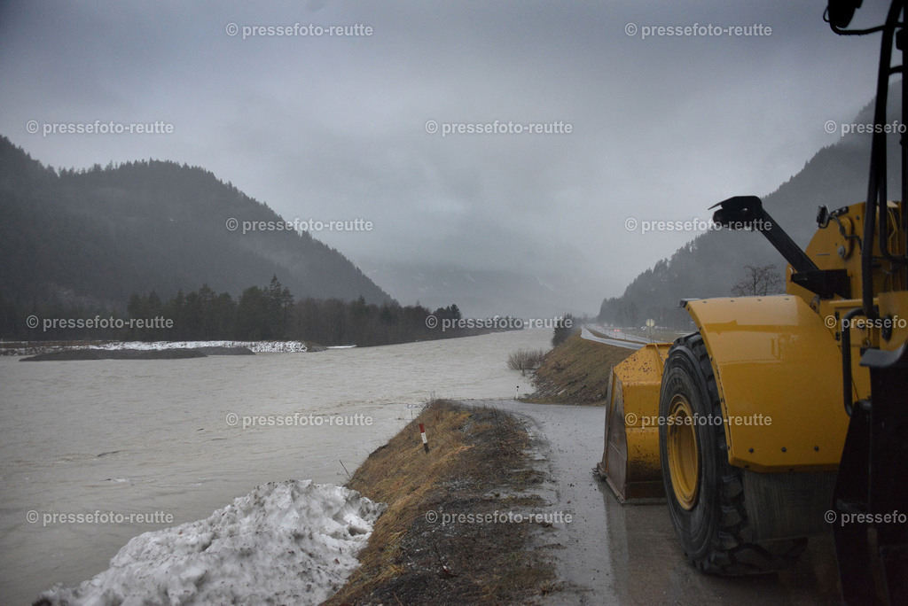 welltvi--2020-Feb03-Starkregen-Lech-b-Hoefen--WTV_1190 | Info aus dem Bezirk Reutte/Ausserfern Tirol sowie eine umfangreiche Bilddatenbank über die gesamte Region: Lechtal, Talkessel Reutte, Tannheimertal, Zwischentoren. Lech, Plansee, Zugspitze, Grenztunnel, B179, Fernpassstraße, Verkehr, Lawinen, Tradition, - Realisiert mit Pictrs.com