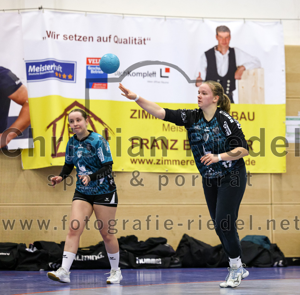 2022-11-27_021_SV_Anzing_gegen_HT_Muenchen_II | Anzing, Deutschland, 27.11.2022:
Handball, Bezirksliga 2022 / 2023, 7. Spieltag, SV Anzing gegen HT München II, Endergebnis: 28:32

Katharina Slavik (HT München, #9), Torfrau Jana Amelie Rogozinski (HT München, #17)

Foto: Christian Riedel / fotografie-riedel.net