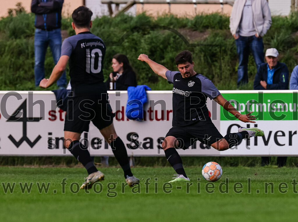 2023-08-08_051_FC_Moosinning_gegen_FC_Langengeisling | Moosinning, Deutschland, 08.08.2023:
Fußball, Bezirksliga Oberbayern Ost 2023 / 2024, 3. Spieltag, FC Moosinning gegen FC Langengeisling, Endergebnis: 0:4

Maximilian Maier (FC Langengeisling, #10), Florian Rupprecht (FC Langengeisling, #39)

Foto: Christian Riedel / fotografie-riedel.net