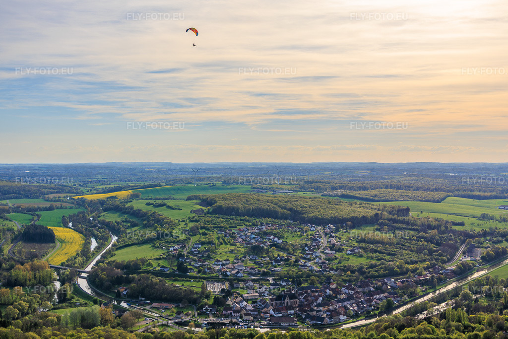 Vue aérienne: Vue du village dans un arc de cercle du canal de la Sarre à Wittring dans le département Moselle, France – .Photo: IMG_154617.jpg prise le 17/04/2026 par Werner Riehm/FLY-FOTO.eu – Résolution de l'original: 5731 x 3821 px