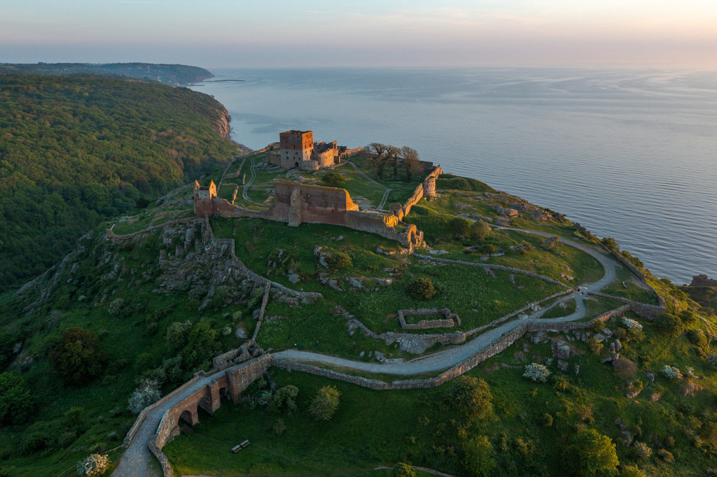 2024-446-Verbessert-SR | Hammershus auf der dänischen Ostseeinsel Bornholm ist die größte Burgruine in Nordeuropa. - Realisiert mit Pictrs.com