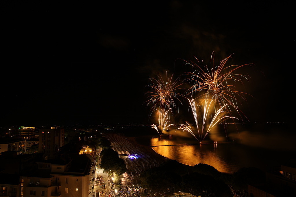 Ferragosto Fireworks in Grado, Italy | GRADO, ITALY, 15.AUG.26 - FIREWORKS - Ferragosto fireworks over the Adriatic Sea in Grado, Italy. Colorful fireworks light up the night sky above the beach, coastline and waterfront during the traditional summer celebration. - Realisiert mit Pictrs.com