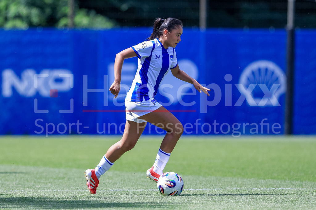 Fussball, Testspiel Frauen, Hamburger SV - Hertha BSC | Sari Saeland (Hertha BSC, 14) am Ball, Freisteller, Einzelbild, Ganzkörper, Aktion, Action, Spielszene