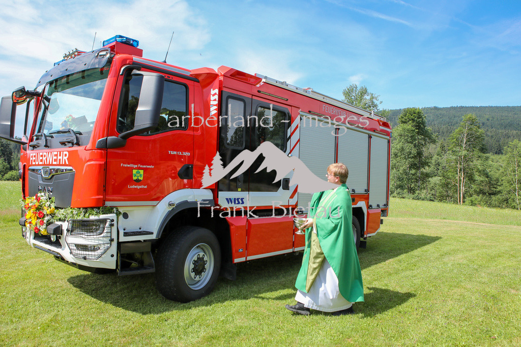 OE7A0388 | Feldgottesdienst hinter der Ludwigsthaler Kirche mit Segnung des neuen Fahrzeug der FFW