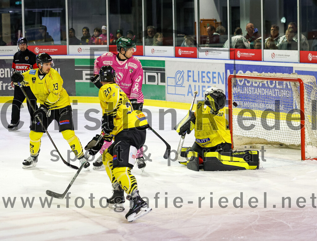 2025-10-10_150_TSV_Erding_gegen_onesto_Tigers_Bayreuth | Erding, Deutschland, 10.10.2025:Eishockey, Oberliga Süd 2025 / 2026, 7. Spieltag, TSV Erding gegen onesto Tigers Bayreuth, Endergebnis: 2:5Michal Spacek (onesto Tigers Bayreuth, #13), Adam Schuster (onesto Tigers Bayreuth, #20), Elia Ostwald (Erding Gladiators, #17), Torwart Maximilian Meier (onesto Tigers Bayreuth, #30)Foto: Christian Riedel / fotografie-riedel.net