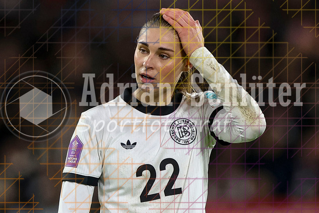 Deutschland vs Frankreich - Halbfinale - UEFA Women's Nations League | Düsseldorf, Deutschland, 24.10.25:   Jule Brand ( Deutschland ) schaut waehrend des Halbfinals der UEFA Women's Nations League zwischen Deutschland vs Frankreich in der Merkur-Spiel-Arena(Foto von Brauer-Fotoagentur / Adrian Schlueter)